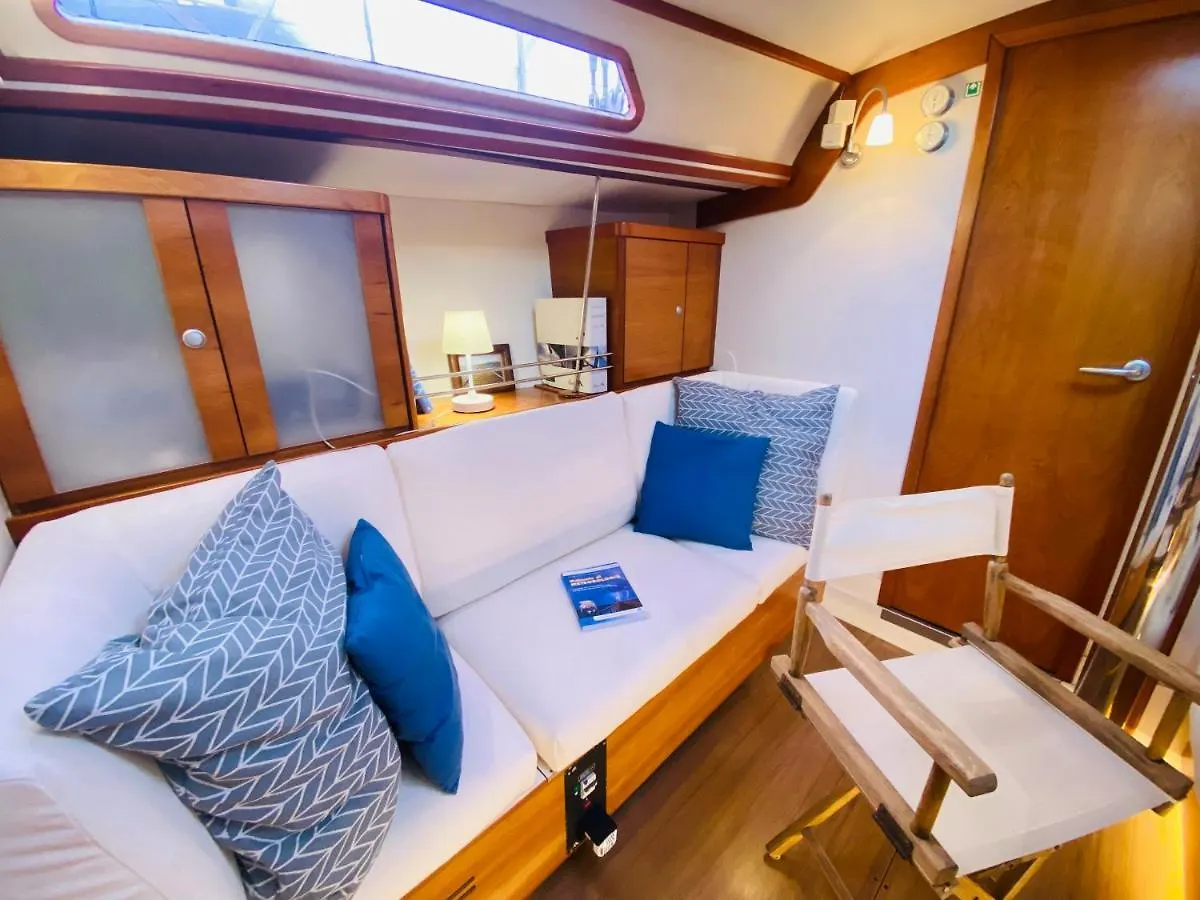 Botel Boat And Breakfast Hotel Palermo